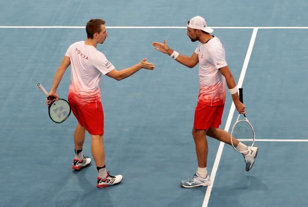 Łukasz Kubot (z prawej podczas meczu Pucharu Davisa) nie wystąpi w II rundzie tegorocznego French Open.