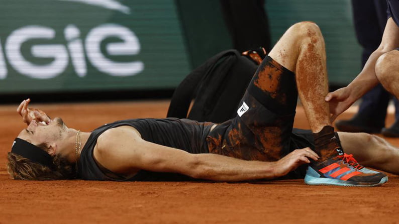 Alexander Zverev, dobiegając do zagrania Rafaela Nadala, źle postawił stopę i z okrzykiem bólu upadł na ziemię.