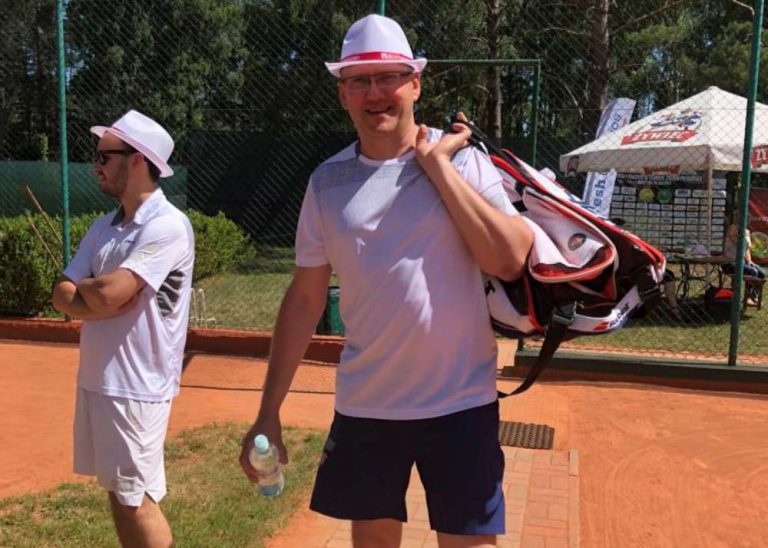 - Tenis to idealne połączenie dobrej rozrywki, zabawy w fajnym towarzystwie, z troską o zdrowie - uważa Piotr Wiśniewski.