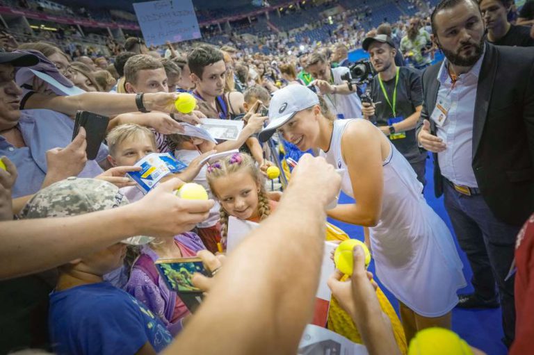 Iga Świątek i przyjaciele przyciągnęli na trybuny tysiące a przed telewizory setki tysięcy widzów. Po zakończeniu wydarzenia był czas na zdjęcia i autografy.