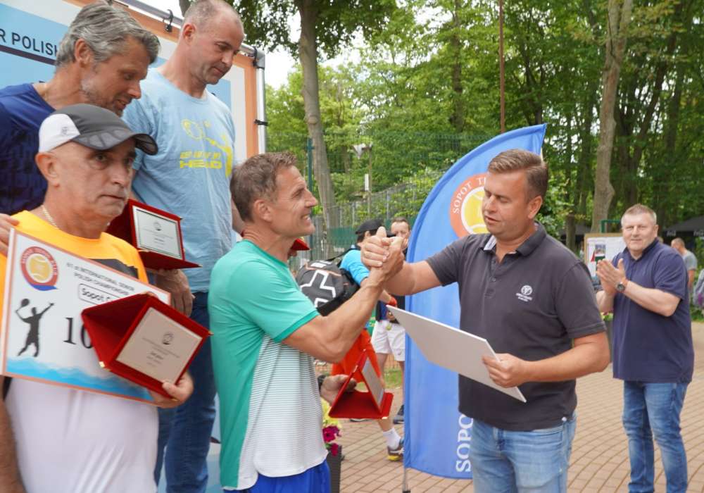Tomasz Bogucki, prezes Sopot Tenis Klubu wręcza nagrody zwycięzcom jednej z kategorii mężczyzn. Fot. Bronisław Trzpis