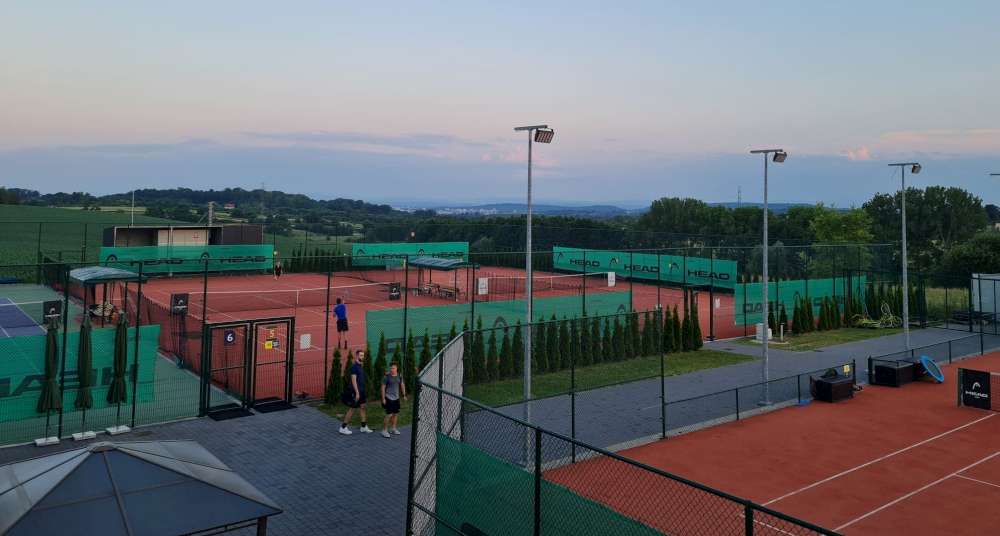 Na terenie kompleksu w Giebułtowie znajduje się 10 kortów tenisowych.