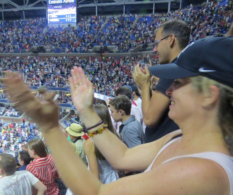 Rok 2015. Doktor Joanna Kowalczewska na trybunach podczas wielkoszlemowego US Open.
