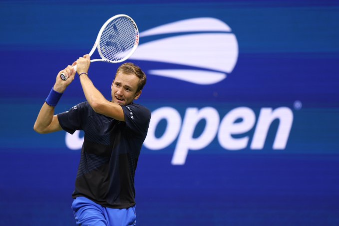 Daniił Miedwiediew wygrał w trzech setach i pewnie awansował do 1/16 turnieju w Nowym Jorku. Fot. US Open Tennis