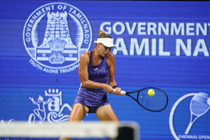 Magda Linette awansowała w piątek wieczorem do półfinału turnieju Chennai Open.