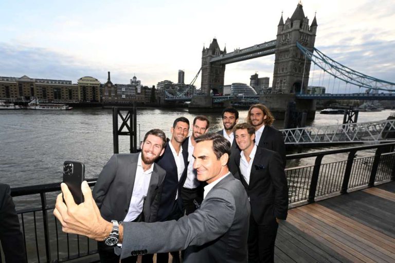 Od piątku do niedzieli w O2 Arenie w Londynie rozgrywana będzie piąta edycja Laver Cup. Impreza na trwałe przejdzie do historii, bowiem będzie to ostatni w karierze oficjalny występ słynnego szwajcarskiego tenisisty Rogera Federera, który przed tygodniem - 15 września - ogłosił, że właśnie tym turniejem, (którego był inicjatorem – przyp. red.) kończy sportową karierę. Ostatni swój mecz Federer rozegra w deblu, w którym wystąpi w parze z wielkim rywalem i przyjacielem Rafaelem Nadalem. Przypomnijmy zatem, że Laver Cup to drużynowy turniej w tenisie mężczyzn, zainicjowany w 2016 roku przez Szwajcara Rogera Federera, w którym przez trzy dni drużyna Europy rywalizyje z drużyną Światową. Impreza Laver Cup została tak nazwana na cześć byłego świetnego tenisisty australijskiego Roda Lavera, 11-krotnego triumfatora turniejów wielkoszlemowych w grze pojedynczej mężczyzm, jedynego tenisisty w historii, który ma w dorobku dwukrotne zdobycie Klasycznego Woelkiego Szlema, a więc wygranie w jednym roku kalendarzowym wczystkich czterech turniejów wielkoszlemowych! Odbywa się tradycyjnie od piątku do niedzieli, dwa tygodnie po wielkoszlemowym US Open. W 2022 roku rozgrywana będzie w dniach 23-25 września. Rozgrywki odbywają się na dosyć specyficznych zasadach. W rywalizacji bierze udział po sześciu tenisistów w każdej z drużyn. W pełnym wymiarze przez trzy dni odbyłoby się dziewięć meczów gry pojedynczej oraz trzy mecze gry podwójnej, za które można zdobyć dla drużyny od jednego do trzech punktów. Turniejowe mecze rozgrywane są na kortach twardych. Na każdy dzień zaplanowane są po cztery – trzy singlowe i jeden deblowy. Za zwycięstwo w meczach piątkowych drużyna otrzymuje po jednym punkcie, w sobotnich po dwa punkty, natomiast w niedzielnych - po trzy punkty. Taka formuła sprawia, że drużyna, gdyby wygrał wszystkie mecze, może zdobyć maksymalnie 24 punkty, przy czym po dwóch dniach - tylko 12. Nie jest zatem możliwe wyłonienie zwycięzcy spotkania Europa - Świat przed trzecim dniem rozgrywek, najwcześniej może to nastąpić po pierwszym meczu rozegranym trzeciego dnia rywalizacji. Mecze podczas Laver Cup rozgrywane są w formule do dwóch wygranych setów. W przypadku remisu w setach 1:1, o wyniku decyduje set III rozgrywany w formule super tie-breaka do 10 punktów, a w razie potrzeby „na przewagi” do dwóch punktów przewagi. Jeżeli po trzech dniach turnieju, po rozegraniu 12 meczów, w spotkaniu Europa - Świat byłby remis 12:12, zwycięzcę wyłoniłby dodatkowy pojedynek deblowy, ale jak dotąd, do takiej sytuacji nigdy jeszcze nie doszło. Zasady przewidują, że każdy z sześciu członków drużyny musi wystąpić przynajmniej w jednym meczu singlowym (maksymalnie w dwóch). Natomiast w meczach deblowych musi zagrać co najmniej czterech zawodników danej drużyny. Kapitanowie drużyn (w przypadku drużyny Europejskiej Bjoern Borg, w przypadku drużyny Światowej John McEnroe decydują, kto wystąpi w meczach gry pojedynczej oraz dobierają pary deblowe). Bjoern Borg będzie miał do dyspozycji w zasadzie „drużynę marzeń” po raz pierwszy dojdzie bowiem do sytuacji, że w jednym teamie wystąpi w kompkecie Wielka Czwórka światowego tenisa: Roger Federer (obecnie nie jest klasyfikowany w rankingu), Hiszpan Rafael Nadal (3. ATP), Serb Novak Djoković (7. ATP) oraz Brytyjczyk Andy Murray (43), a więc tenisiści którzy mają w dorobku 66! tytułów wielkoszlemowych w grze pojedynczej mężczyzn (wygrali 66 z ostatnich 77 turniejów wielkoszlemowych), wszyscy byli też oczywiście nr 1 światowego tenisa. Skład zespołu Europy uzupełniają aktualny wicelider rankingu ATP tenisistów Norweg Casper Ruud oraz Grek Stefanos Tsitsipas (6. ATP). Rezerwowy: Matteo Berrettini (Włochy, 15. ATP). W drużynie Świata wystąpią: Taylor Harry Fritz (USA, 12), jeden z bohaterów grupowej fazy finałowego turnieju Pucharu Davisa Felix Auger-Aliassime (Kanada, 13. ATP), Diego Sebastian Schwartzman (Argentyna, 17. ATP), półfinalista US Open 2022 Frances Tiafoe (USA, 19. ATP), Alex de Minaur (Australia, 22. ATP), Jack Sock (USA, 128. ATP, świetny deblista). Rezerwowym jest Tommy Paul (USA, 29. ATP). Federer w pożegnalnym występie zagra tylko w deblu. - Zapytałem, czy mógłbym zagrać tylko w deblu, ponieważ nie czuję się gotowy na mecz w singlu. W Berrettinim mamy dobrego zastępcę, który przejmie za mnie rywalizację w singlu. Jestem zdenerwowany, ale naprawdę szczęśliwy - powiedział na środowej komferencji prasowej Roger Federer. Później dodał, że chciałby w deblu zagrać z Rafaelem Nadalem ze względu na dobre relacje z Hiszpanem, które trwają od lat. Podkreślił, że zależało mu na pożegnaniu z kibicami, a Londyn jest dla niego wyjątkowym miejscem. Tak oczywiście się stanie, a para Federer/Nadal zaprezentuje się na koniec pierwszego dnia rywalizacji. W piątek 23 września od godziny 13 zaplanowano dwa mecze singlowe, od godziny 19 najpierw mecz gry pojedynczej, a następnie debel z udziałem pary Roger Federer/Rafael Nadal. Dodajmy, że podczas środowej konferencji dziennikarze mieli do słynnygo tenisisty z Bazylei bardzo wiele pytań. Czego żałuje? - Prawdopodobnie są rzeczy, których żałuję, ale cieszę się, że w mojej karierze było tak wiele pięknych momentów, które sprawiały, że czułem się dobrze. Może mogłem być bardziej profesjonalny, gdy byłem młody - odpowiedział Szwajcar. Federer mówił także między innymi. o nowej generacji tenisistów, w tym o 19-letnim Carlosie Alcarazie, obecnym liderze rankingu ATP. - Znam go od jakiegoś czasu i bardzo uważnie śledzę jego karierę. Trenowaliśmy wspólnie kilka razy i już wtedy wiedziałem, że może być wielkim graczem - powiedział. - Młodzi zawodnicy stają się szybsi i bardziej dynamiczni. Widzisz to grając z Alcarazem, Daniiłem Miedwiediewem czy Andriejem Rublowem. Nie mogę doczekać się oglądania ich w kolejnych latach - powiedział Federer. - Jestem bardzo dumny z tego co zdołałem osiągnać. Kiedy wygrałem po raz 15. wielkoszlemowy turniej i pobiłem rekord Pete'a Samprasa, była to najwspanialsza rzecz. To, że udało mi się później dołożyć jeszcze pięć tytułów, było bonusem. Jestem dumny z moich osiągnięć - stwierdził słynny tenisista odpowiadajac na pytanie, czy jest dumny z tego, że jego nazwisko wymienia się w dyskusji na temat kto jest najwybitniejszym tenisistą w historii Nie trzeba nawet raczej dodawać, że Roger Federer, przez dziennikarzy został pożegnany oklaskami. Słynny Szwajcar ma już także za sobą pierwsze treningi w londyńskiej hali. We wtorek partnerował mu kolega z drużyny Europy Stefanos Tsitsipas. - Federerowi nic nie dokuczało - wygląda na to, że nic nie stoi na przeszkodzie, by mógł wystąpić w imprezie i po raz ostatni cieszyć kibiców z całego świata swoją grą - stwierdził tenisista grecki. - Sam jestem zaskoczony, jakie były moje udarzenia - ocenil Federer. Dodajmy jeszcze, że Laver Cup zostanie rozegrany po raz piąty. Wszystkie dotychczasowe spotkania wygrała drużyna Eurropy: 15:9 w roku 2017; 13:8 w roku 2018; 13:11 w roku 2019 oraz 14:1 w roku 2021 (w roku 2020 impreza nie odbyła się z uwagi na pandemię COViD-19). W ostatniej jak dotąd edycji Laver Cup drużyna Europy „rozbiła” drużynę Świata 14:1, w TD Garden w Bostonie występując wówczas w składzie: Matteo Berrettini, Daniił Miedwidiew, Andriej Rublow, Casper Ruud, Stefanos Tsitsipas oraz Alexander Zverev. Pierwszay Laver Cup odbył się natomiast w dniach 22–24 września 2017 w Pradze. Drużyna Europy w składzie: Tomas Berdych, Marin Cilić, Roger Federer, Rafael Nadal, Dominic Thiem i Alexander Zverev, wygrała wówczas 15:9. Dodajmy, że w maju 2019 Laver Cup został włączony do oficjalnego kalendarza ATP Tour jako turniej pokazowy. Niemiec Alexander Zverev jest jedynym tenisistą, który wygrał wszystkie dotychczasowe edycje imprezy (teraz nie zagra z powodu przedłużającej sie kontuzji, choć jako wicelider rankingu ATP po Wimbledonie 2022, byłby jak najbardziej uprawniony). Żaden z polskich tenisistów nie brał jak dotąd udziału w tym turnieju i nie wystąpi także w roku 2022. Na koniec przypomnijmy jeszcze, że Turniej Laver Cup 2022 będzie można w Polsce oglądać w Eurosporcie 1. Discovery Sports podpisało umowę na wyłączność dotyczącą praw do transmisji turnieju tenisowego Laver Cup w całej Europie w latach 2021-2030. Krzysztof Maciejewski