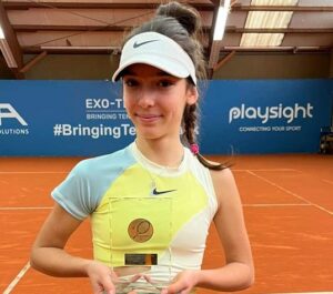 Oliwia Sybicka z trofeum wywalczonym w niemieckim Hohr-Grenzhausen.