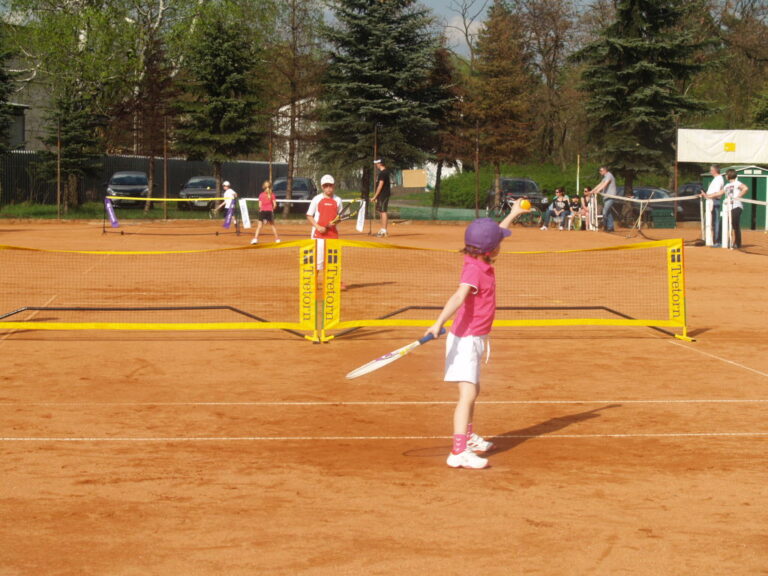 „Na Fabloku” sporo się dzieje, na kortach trenuje kilkadziesiąt dziewczyn i chłopców oraz dorośli.