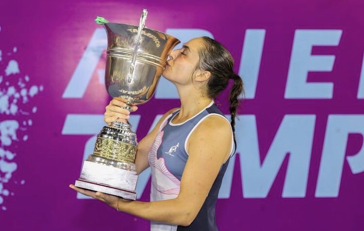 Elisabetta Cocciaretto z trofeum zdobytym w Tampico. Fot. Challenger Tour WTA Tampico