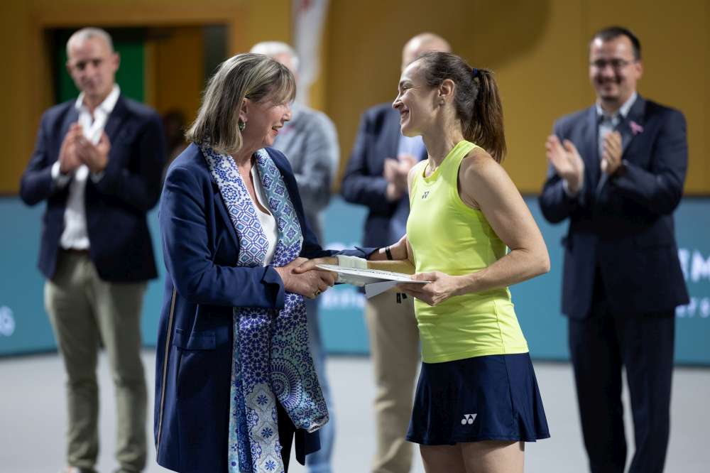 Nagrodę przyjmuje Martina Hingis. Fot. Luxembourg Ladies Tennis Masters 2022