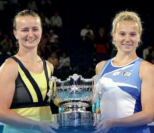 Barbora Krejcikova i Katerina Siniakova mistrzynie Australian Open 2023 w grze podwójnej kobiet. Fot. Australian Open 2023