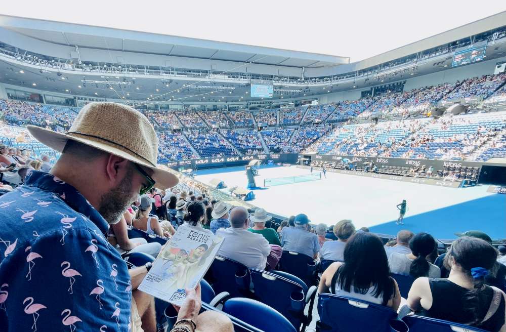 Dzięki Stanisławowi Skotnickiemu, szefowi biura podróży Relaksmisja z Krakowa "Tenis Magazyn" jest obecny na największych arenach Melbourne Park.