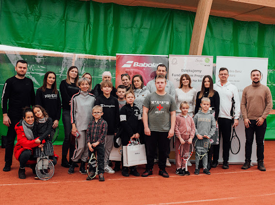 - Najpierw przyszły dzieci, przyprowadzone przez rodziców. Później sami rodzice wkręcili się w tenisa - mówią Barbara i Michał Borowscy.