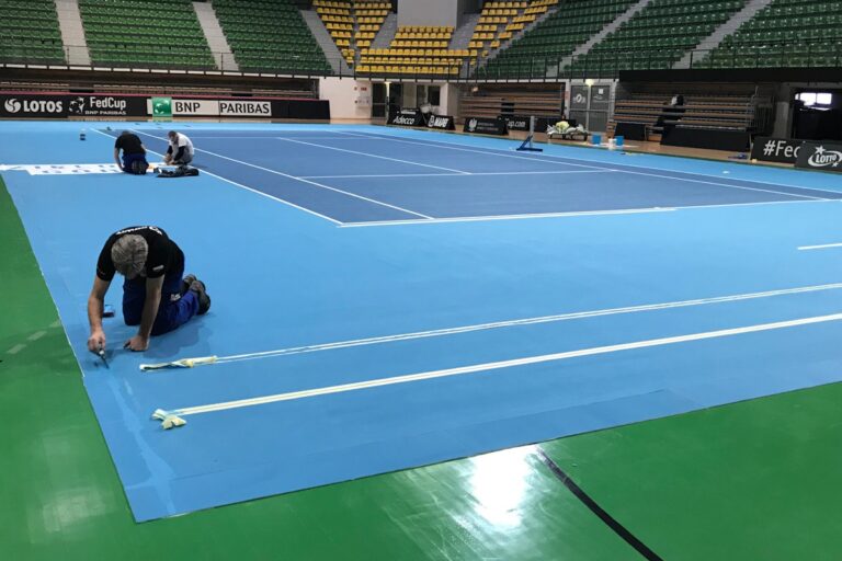 - Mamy, chyba jako jedyni na świecie, w swojej ofercie korty przenośne, które mają certyfikat ITF - mówi Arkadiusz Wojtkiewicz, Product Manager w firmie Mapei Polska.