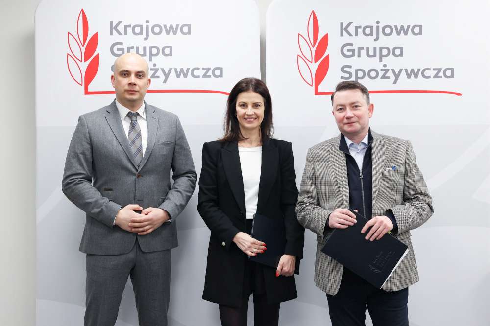 Od lewej: Artur Bochenek i Danuta Dmowska-Andrzejuk, reprezentujący zarząd SuperLIGA S.A. oraz Tomasz Rega z zarządu Krajowej Grupy Spożywczej S.A.