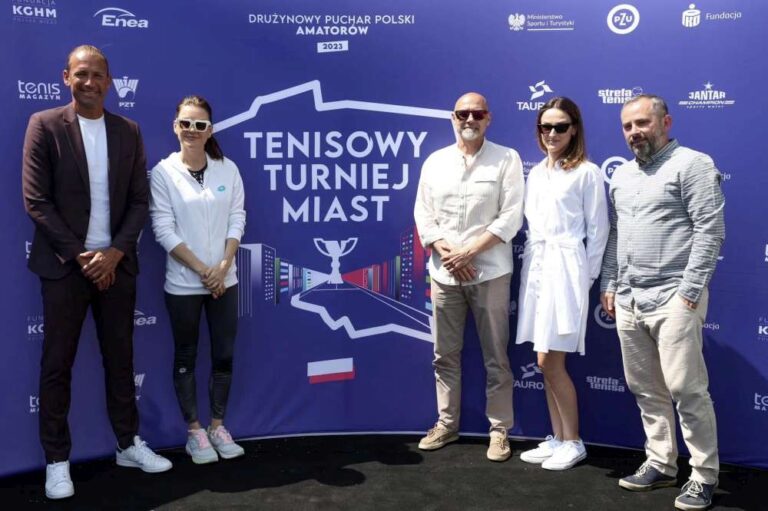 Agnieszka Radwańska i Łukasz Kubot - ambasadorowie Tenisowego Turnieju Miast. Z prawej: Lech Sidor, który poprowadził spotkanie na kortach w Jankach oraz Kinga Szynklarz i Robert Sypek. Fot. FotoPyk WSG – Warsaw Sports Group
