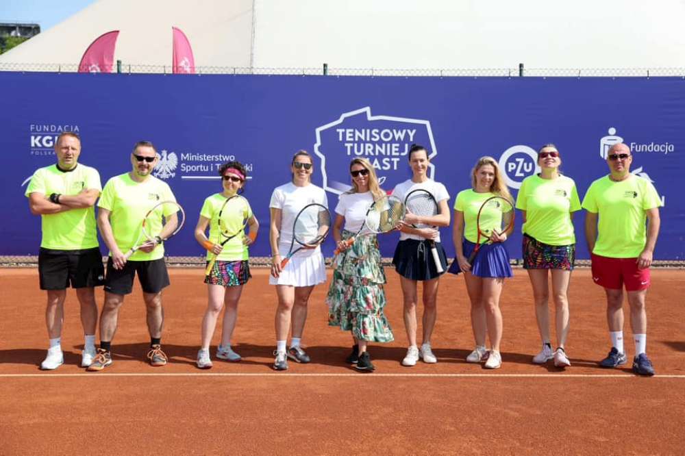 Reprezentanci zespołów Janusze Tenisa Warsaw oraz Tennis Stars League. Fot. FotoPyk WSG – Warsaw Sports Group