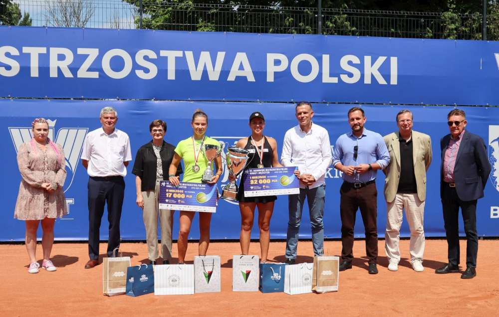 Finalistki mistrzostw Polski w singlu z organizatorami i sponsorami wydarzenia. Fot. Olga Pietrzak