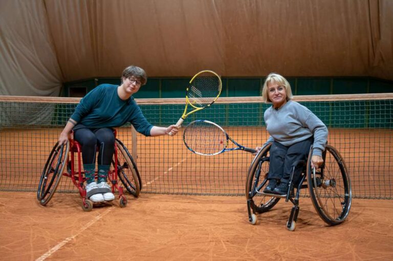 Małgorzata (z lewej) i Katarzyna Błoch trenują tenisa na wózkach od ponad roku. Fot. Paweł Miecznik