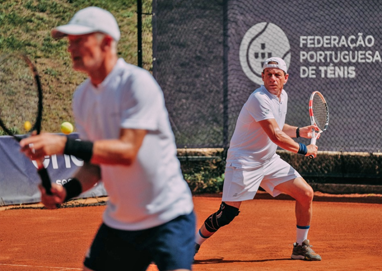 Po prawej - Ireneusz Maciocha (POL), po lewej - Peter Jetzel (SWE) - brązowi medaliści MŚ World Masters Tennis Tour 2023 w deblu w kategorii +60