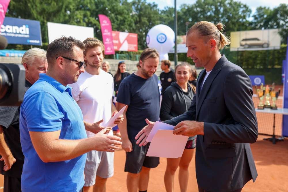 Łukasz Kubot (z prawej), jeden z ambasadorów Tenisowego Turnieju Miast wręcza nagrody przedstawicielom czołowych zespołów turnieju we Wrocławiu. 