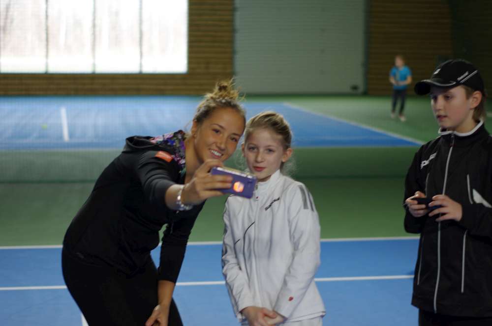 Paula Kania-Choduń wspiera także najmłodszych adeptów tenisa. Fot. Archiwum P. Kania-Choduń