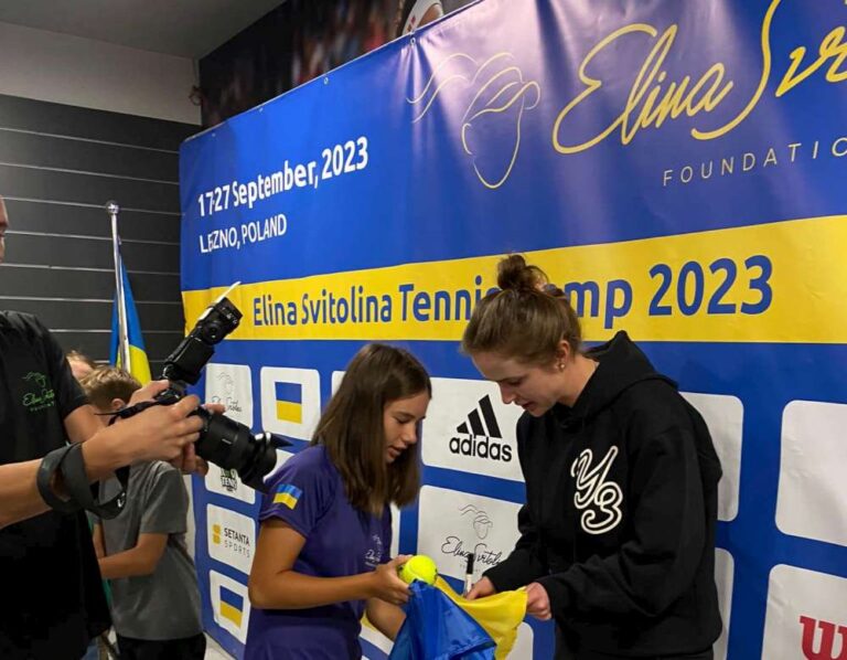 Elina Switolina znalazła czas na spotkanie z młodymi tenisistami, odpowiadając na pytania i rozdając autografy. Fot. Fundacja Eliny Switoliny,