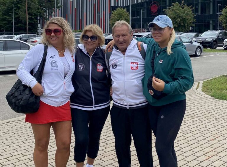 Joanna Szafranek (z lewej) wraz ze swoją sportową, tenisową rodziną., rodzicami Rozalią, Józefem oraz córką Marią. Fot. Archiwum rodzinne J. Szafranek