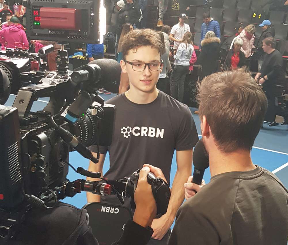 Mateusza Matysik udziela wywiadu po wygranych Mistrzostwach Europy w Pickleballu. Fot. Polski POickleball