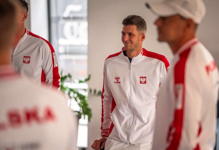 W poniedziałek około godziny 19 na korcie powinien pojawić się Hubert Hurkacz.. Fot. Michał Jędrzejewski/PZT