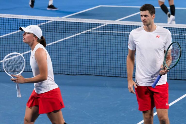Iga Świątek i Hubert Hurkacz przegrali wyraźnie już pierwszy mecz z duetem Paula Badosa/Stefanos Tsitsipas. Fot. United Cup 2024