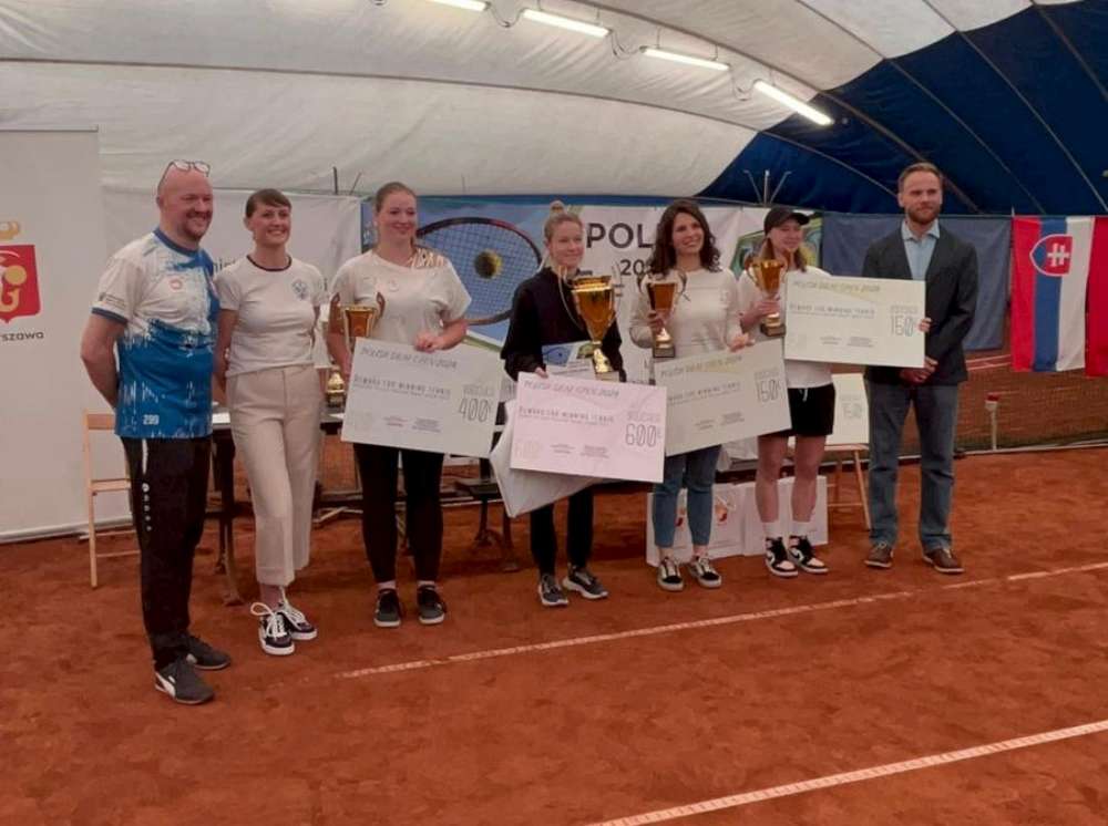 Finalistki turnieju kobiet z organizatorami wydarzenia.