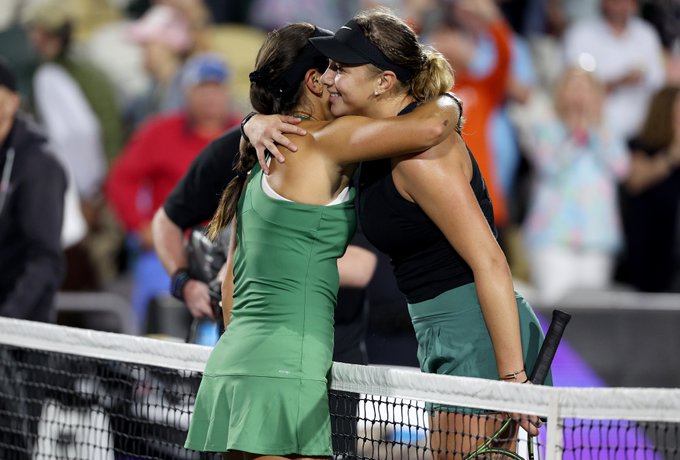 Jesicca Pegula i Amanda Anisimowa dziękują sobie za grę. Fot. Credit One Charleston Open