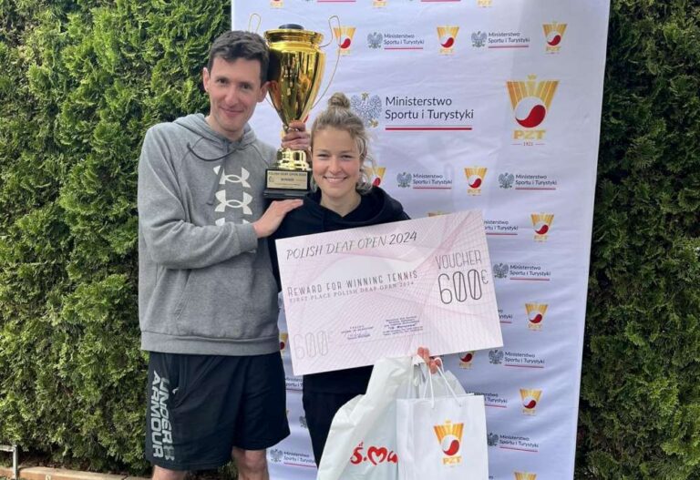 Sara Twardowska i trener Bartosz Olszewski po wygraniu turnieju Polish Deaf Open. Fot. Weronika Krupko