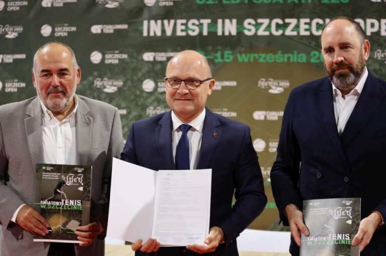 Od lewej stoją: Krzysztof Bobala – dyrektor turnieju Invest in Szczecin Open, Piotr Krzystek – prezydent Miasta Szczecin i Marcin Pawłowski, prezes Zarządu Polfund S.A. Fot. Materiały prasowe Invest in Szczecin Open