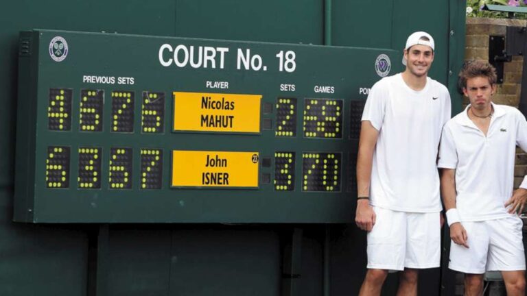 Po tym meczu uśmiechali się tylko: zwycięzca John Isner (z lewej) i sędzia Mohamed Lahyani. Przegrany Nicolas Mahut nie powodów do radości. Fot. Wimbledon 2022