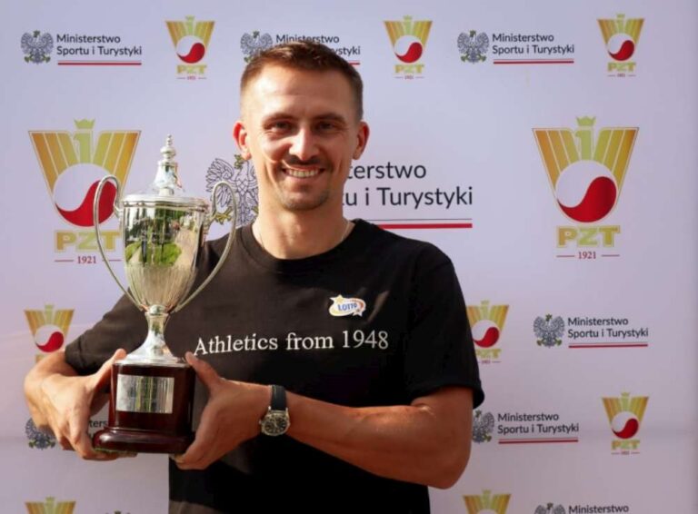 - Na pewno wciąż dochodzę do siebie, porządkuję myśli. Jednak zagranie tak ważnego meczu na Korcie Centralnym w Wimbledonie i przede wszystkim wygranie tam finału, to jest po prostu niesamowite przeżycie - mówił Jan Zieliński. Fot. Olga Pietrzak