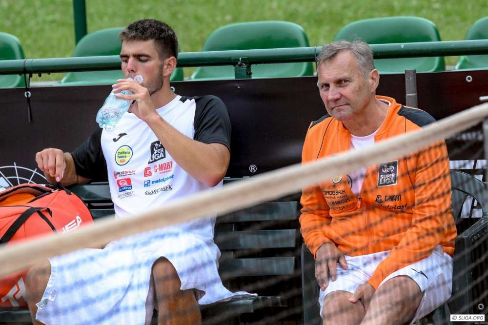 Tomasz Matuszewski (z prawej) kapitan zespołu z Kalisza. Fot. LOTTO SuperLIGA