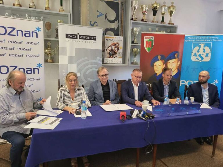 – Na przestrzeni 24 lat na kortach przy Noskowskiego mogliśmy oglądać wielu tenisistów, którzy zrobili międzynarodową karierę - mówi Jacek Muzolf (pierwszy z lewej), dyrektor turnieju. Fot. Tenis Magazyn