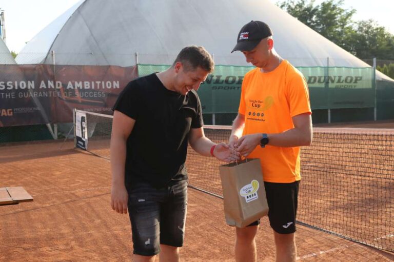 Dawid Wiktorski (z prawej) wręcza upominek uczestnikowi ubiegłorocznej edycji Tenis by Dawid. Fot. Tenis by Dawid
