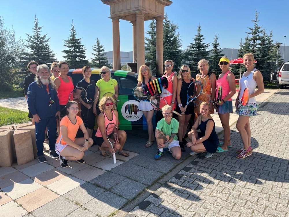 Część uczestniczek ubiegłorocznej edycji Mistrzostw Powiatu w Tenisie o Puchar Starosty Poznańskiego. Fot. Fundacja Ruszaj Się