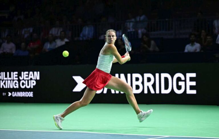 Magda Linette przegrał w pierwszym pojedynku gry pojedynczej w półfinale BJKC Finals z Lucią Bronzetti. Fot. ITF