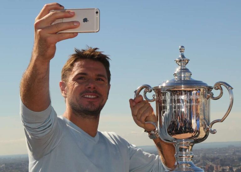 W 2016 roku Stanislas Wawrinka wygrał po raz trzeci turniej Wielkiego Szlema. Szwajcar robi selfie z trofeum za triumf w US Open na szczycie Rockefeller Center w Nowym Jorku. Fot. www.depositphotos.com