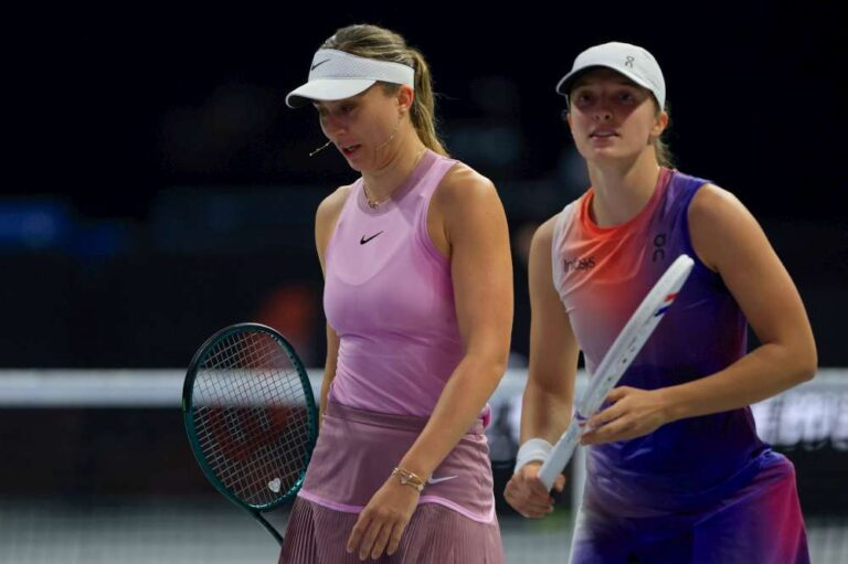 Iga Świątek w parze z Hiszpanką Paulą Badosą przegrała z duetem Jasmine Paolini/Simona Halep. Fot. World Tennis League 2024