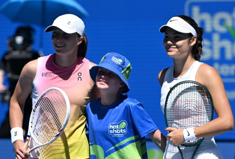 Iga Światek w sobotę wygrała trzeci mecz na twardych kortach w Melbourne Park, pokonując bez straty seta Brytyjkę Emmę Raducanu. Fot. Australian Open 2025