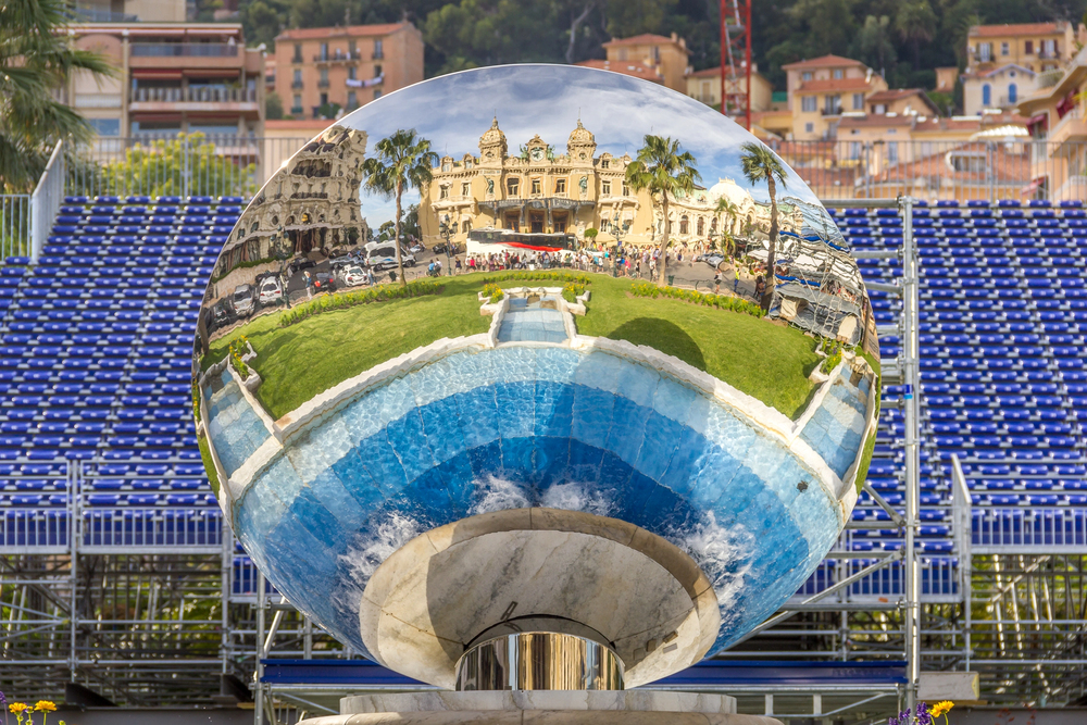 Piękne korty Monte-Carlo Country Club i kasyno w Księstwie Monako, które jest jednym z najsłynniejszych na świecie. Fot. www.depositphotos.com