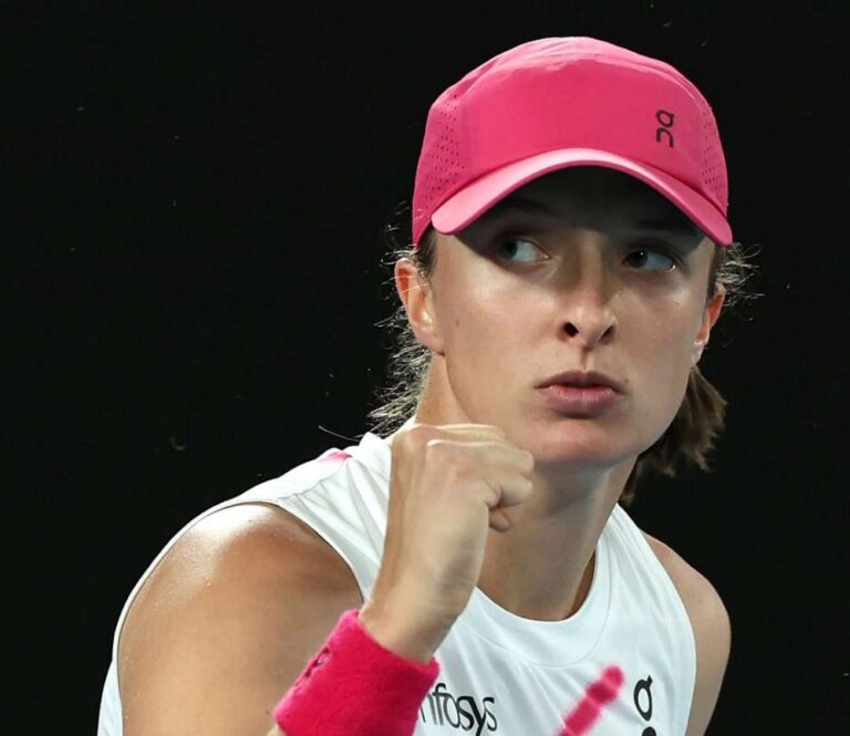 Iga Świątek udanie rozpoczęła występ w turnieju rangi WTA 1000 w Dubaju. Polka zdecydowanie pokonała białoruską tenisistką Victorię Azarenkę. Fot. Australian Open/WTA Tour