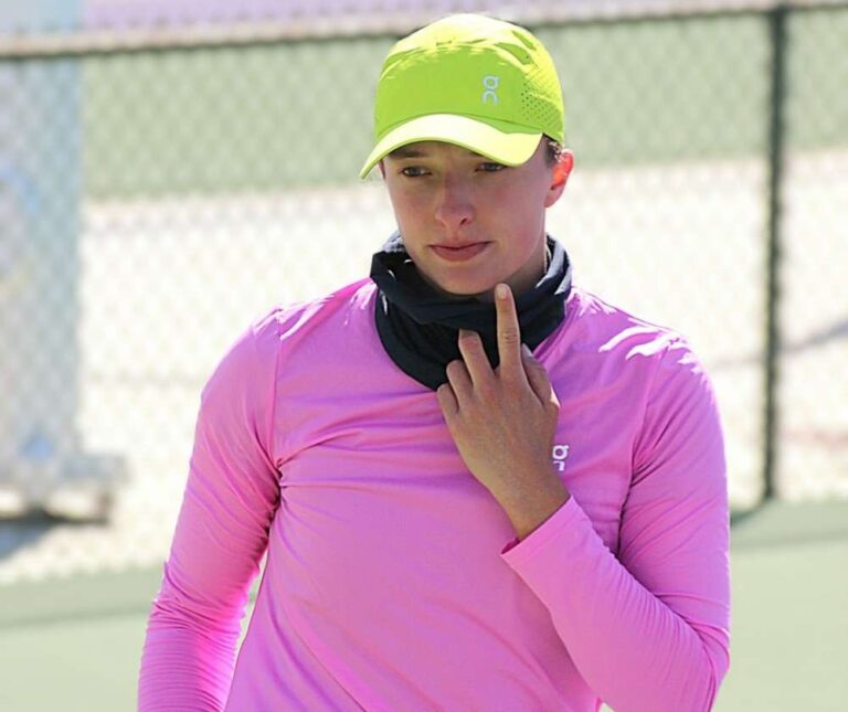 Na kortach w Indian Wells tenisistkom i tenisistom grę mocno utrudnia wiatr. Fot. David Kozubek/Tenis Photo