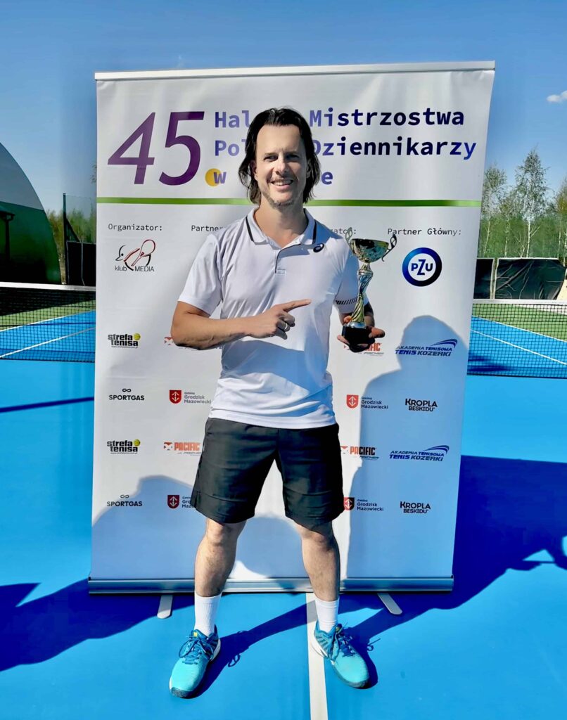 - Z pewnością radością równą zwycięstwu na Roland Garros jest dla mnie zajęcie pierwszego miejsca w Halowych Mistrzostwach Polski Dziennikarzy - mówi Rafał Kamecki.
