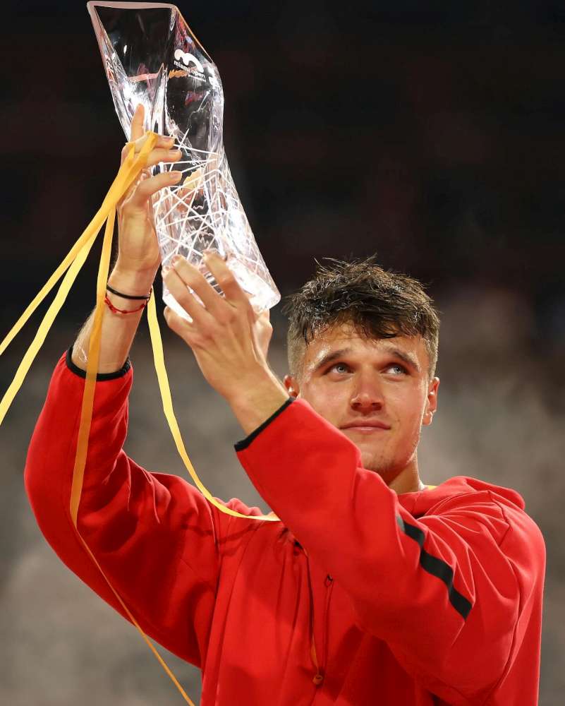 Jakub Mensik z trofeum zw zwycięstwo w turnieju na Florydzie. Fot. Miami Open 2025/ATP Tour
